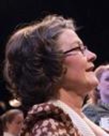 Theresa Holmes Headshot