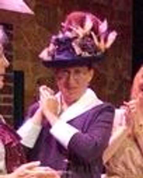 Llysa Holland Headshot