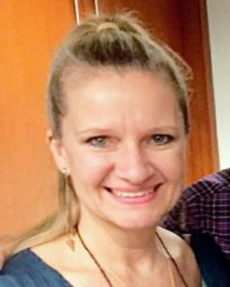 Karen Molnar Headshot