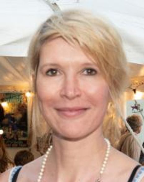 Julia Davis Headshot