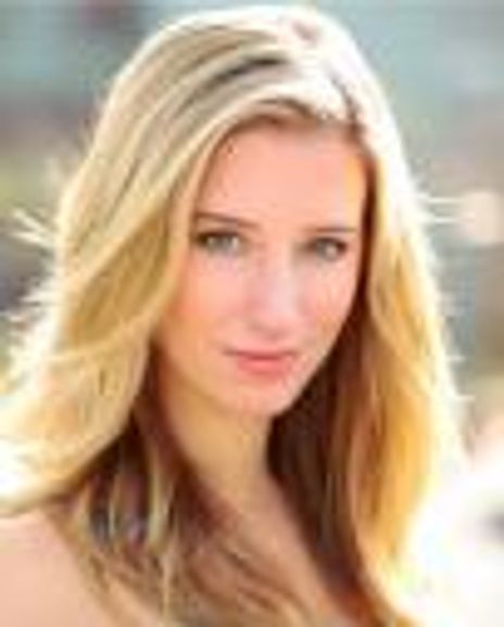 Julia Freyer Headshot