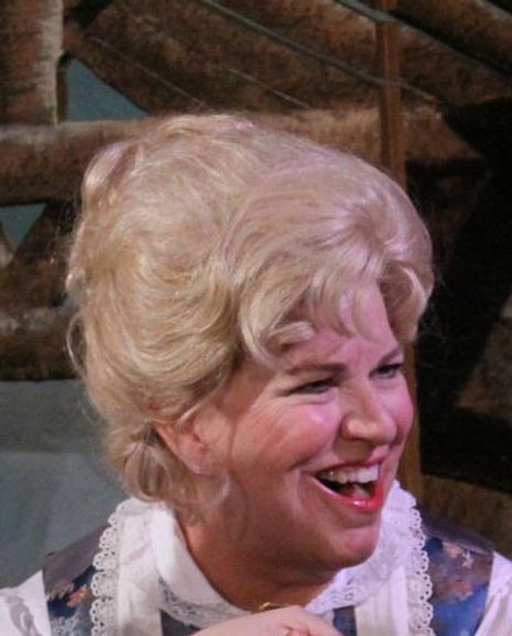 Carolyn Folks Headshot