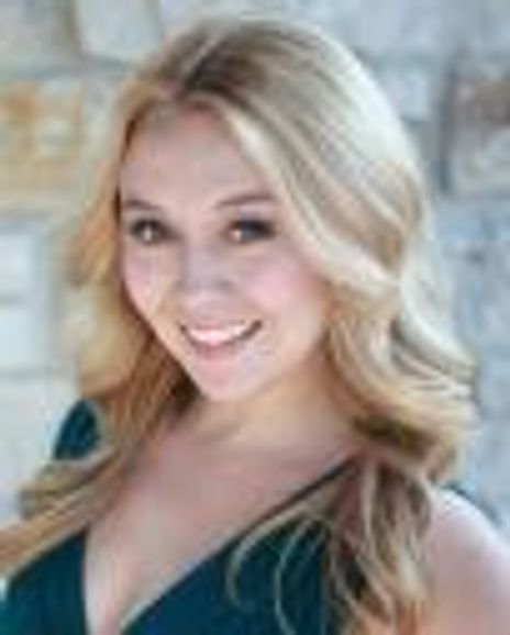Laura Savage Headshot