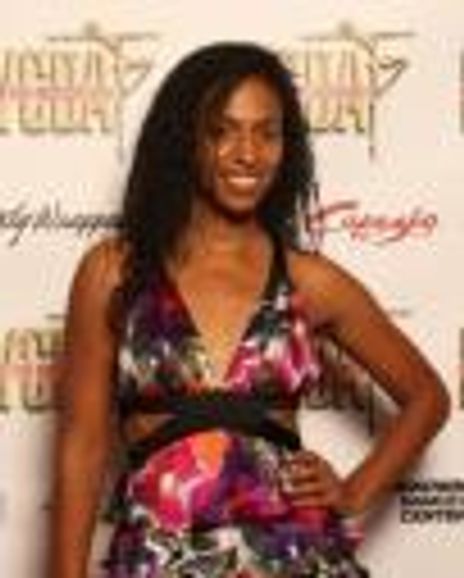 Chloe Arnold Headshot