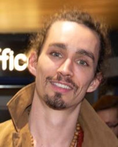 Robert Sheehan Headshot