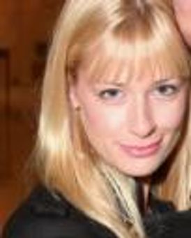 Beth Behrs Headshot