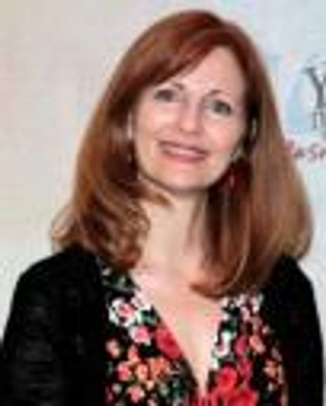 Lynn Halliday Headshot