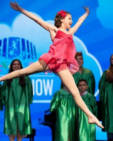 Caroline Sakovits Headshot