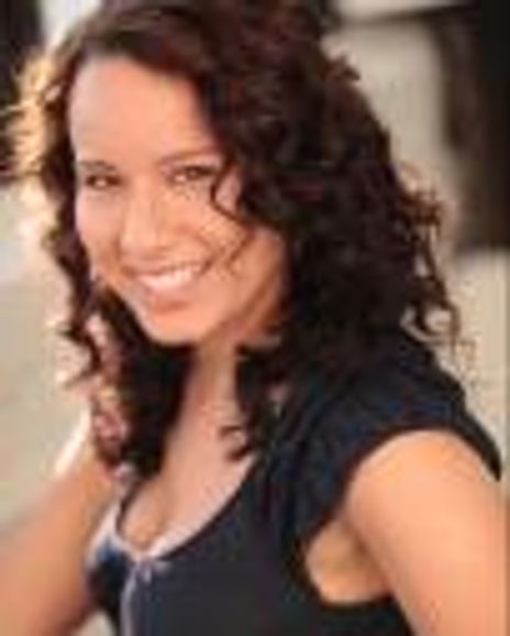 Dina Thomas Headshot