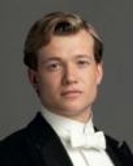 Ed Speleers Headshot