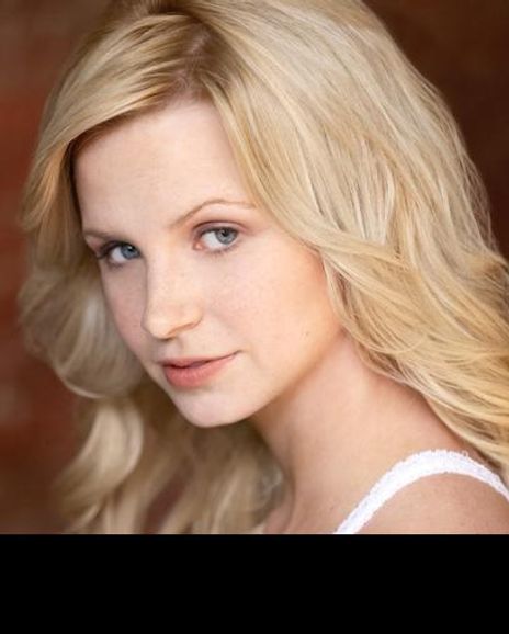 Laura Giknis Headshot