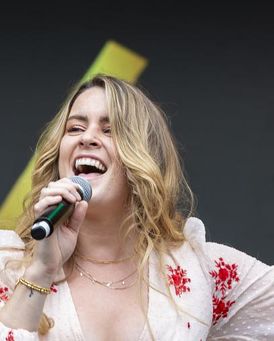 Lucie Jones Headshot