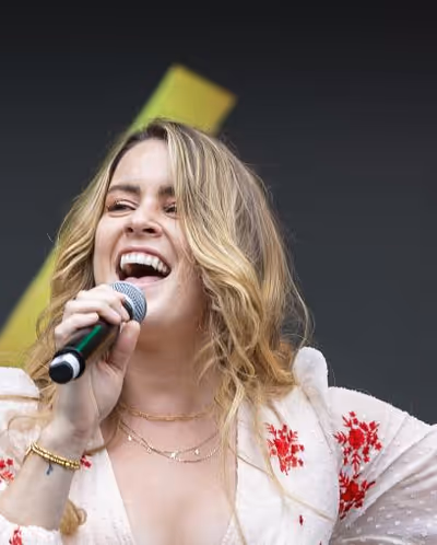 Lucie Jones Headshot