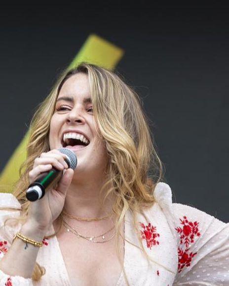 Lucie Jones Headshot