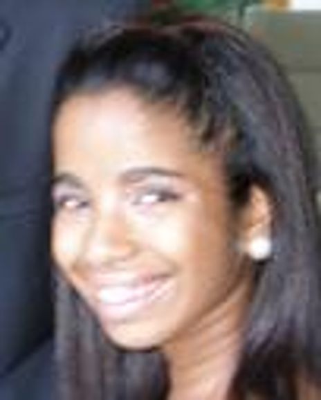 Laura Guzman Headshot