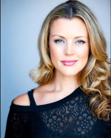 Julia Tobey Headshot