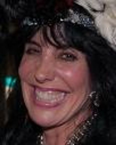 Elley-Ray Hennessey Headshot