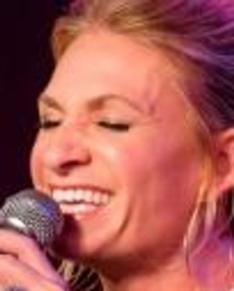 Heather Thompson Headshot