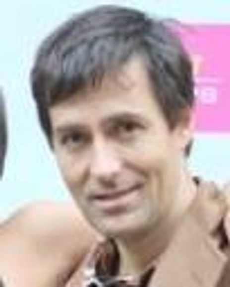 Oliver Burns Headshot