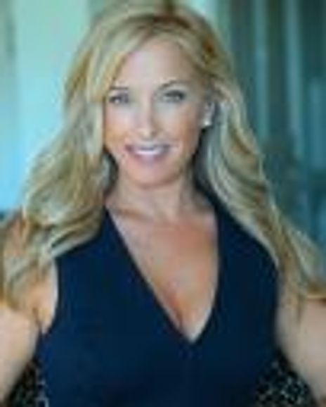 Pamela Holt Headshot