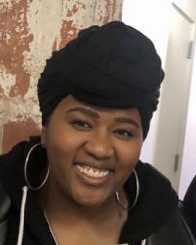 Aneesa Folds Headshot