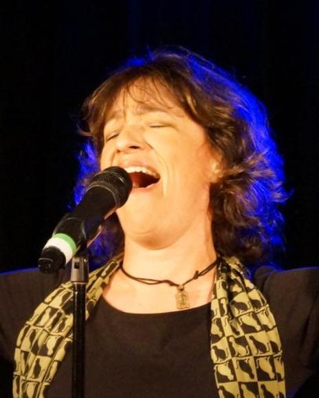 Amy Engelhart Headshot