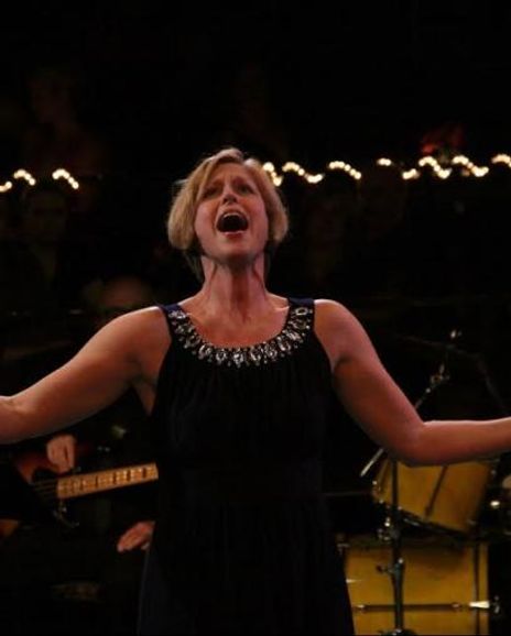 Janet Holeman Headshot