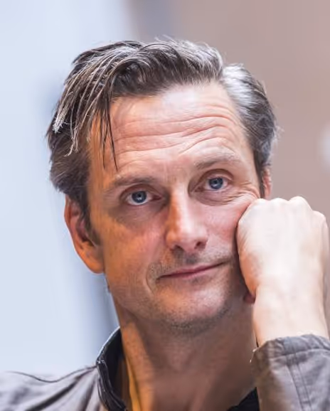 Nicholas Gleaves Headshot