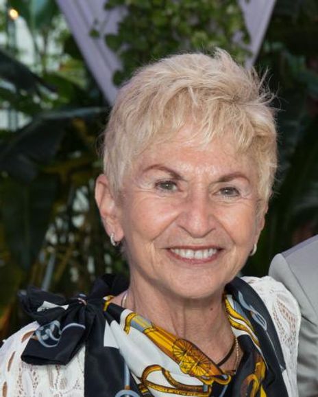 Linda Wartow Headshot