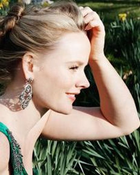 Lizzie Holmes Headshot