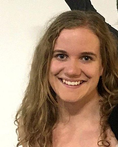 Molly Earnshaw Headshot