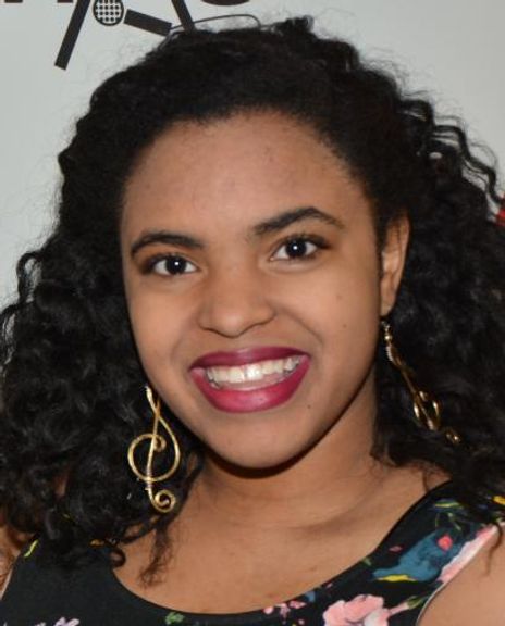 Savannah lee Henry Headshot