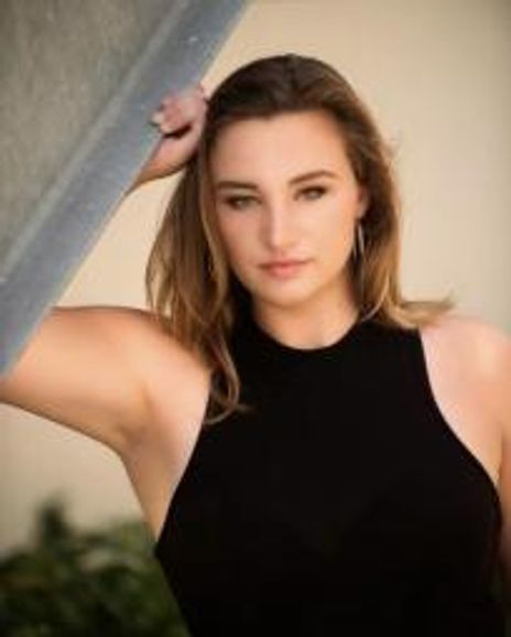 Anna Grace Robinette Headshot