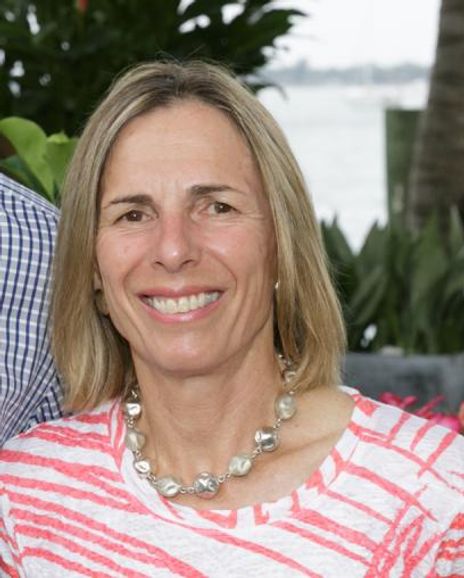 Stephanie Pew Headshot