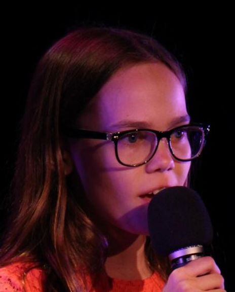 Oona Lawrence Headshot