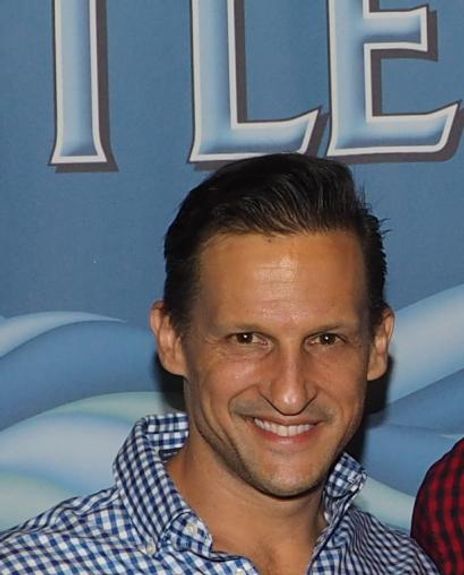 Scott T Leiendecker Headshot