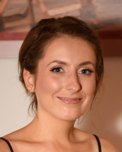 Suzanne Hogg Headshot