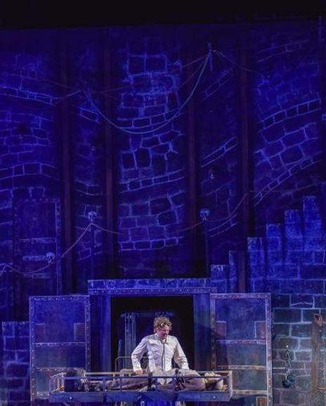 Vicki Lewls Headshot