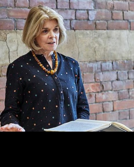 Julia Watson Headshot