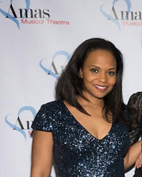 Lauren Hooper Headshot