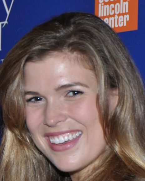 Julia Rae Schlucter Headshot