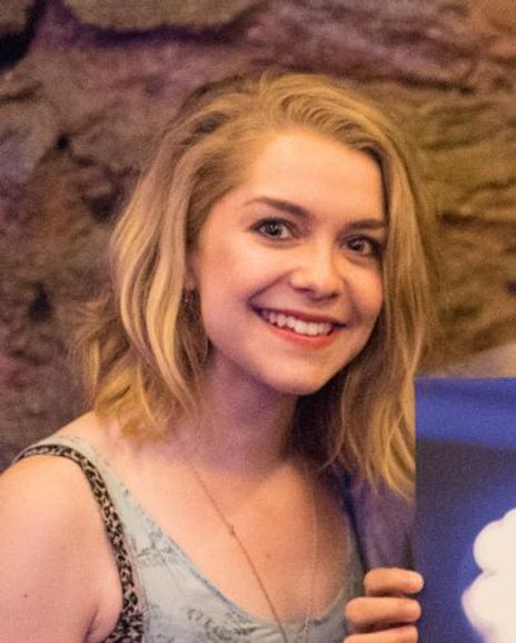 Lilli Froehlich Headshot