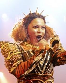 Vicki Manser Headshot