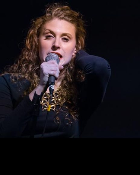 Kait Marie Descutner Headshot