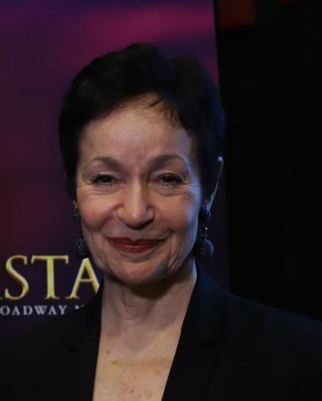 Lynn Aherns Headshot