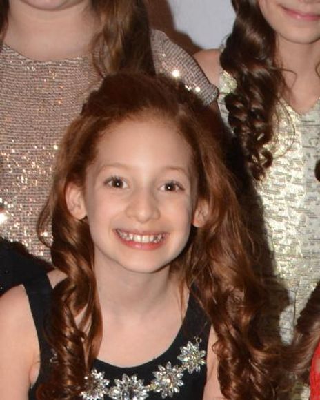 Simone Vysnovsky Headshot