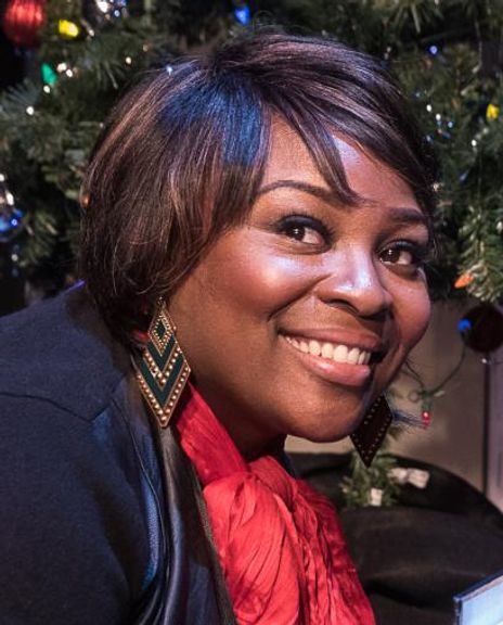 Roenia Thompson Headshot