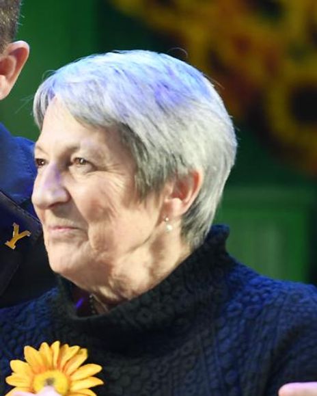 Angela Knowles Headshot