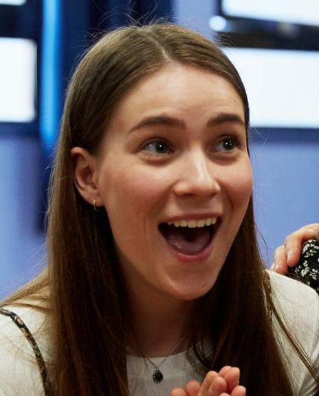 Lowri Izzard Headshot