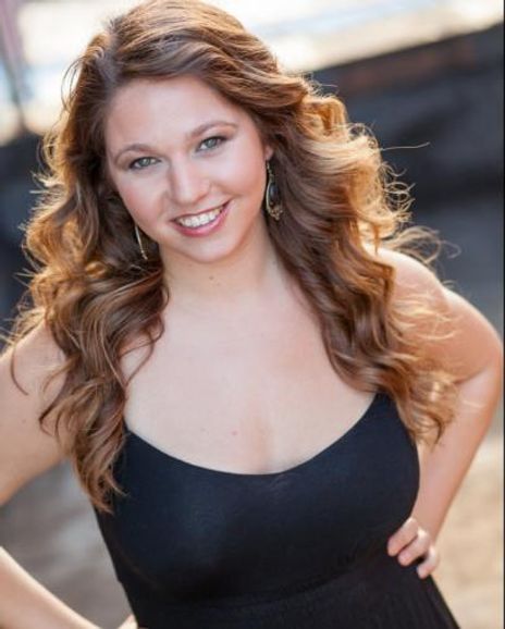 Shira Averbuch Headshot